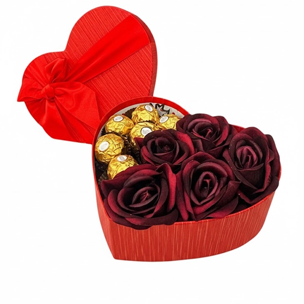 SEVGİLİLER GÜNÜ HEDİYESİ KALP KUTUDA FERRERO ROCHER ÇİKOLATA VE KIRIMIZI GÜLLÜ HEDİYE SETİ